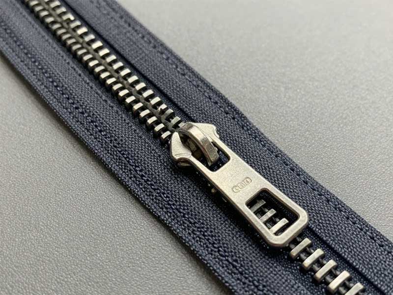Zipper construction types for heavy-duty applications Comparison of coil, resin, and metal zipper teeth under magnification